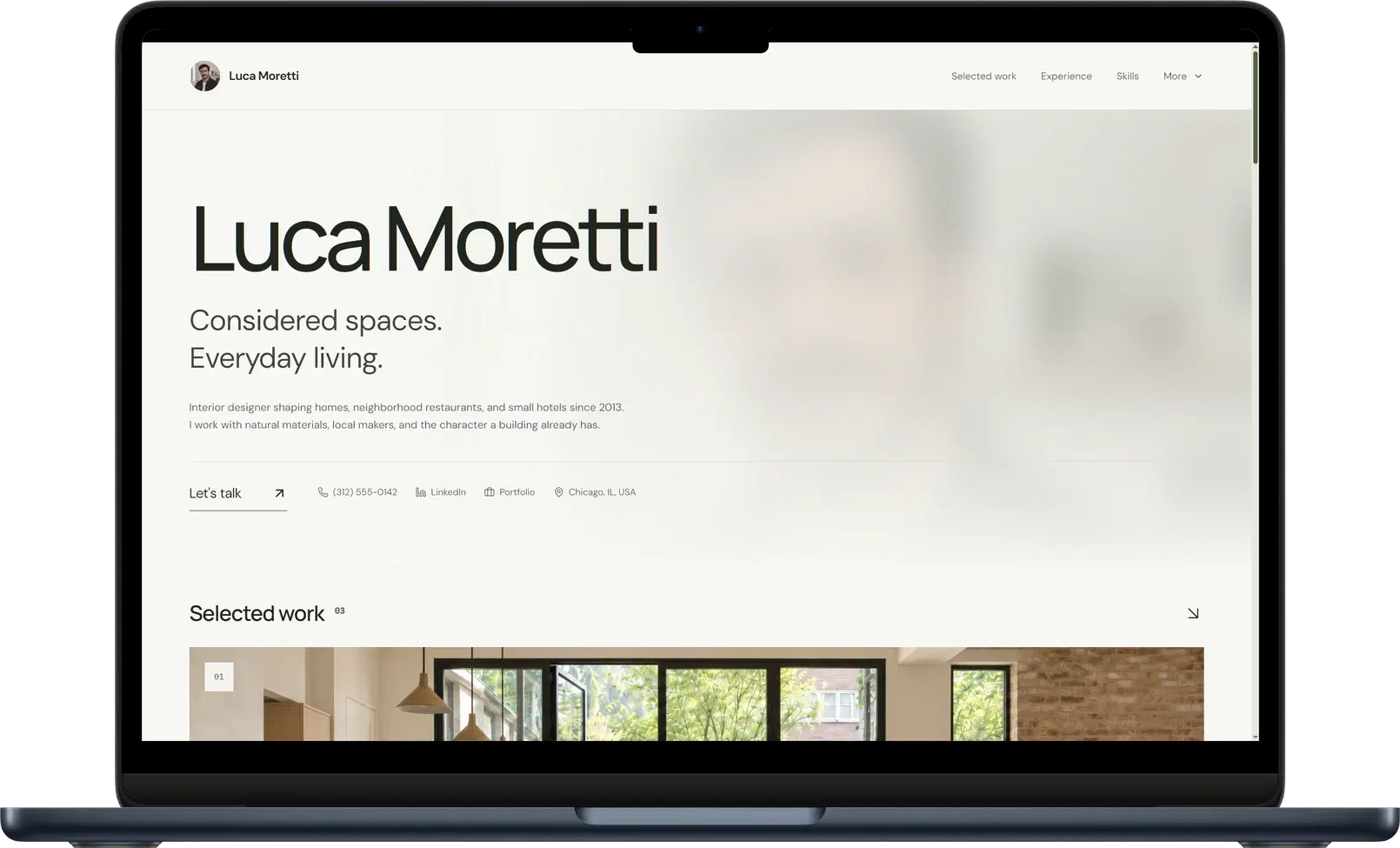 Web de Self con Gallery: proyectos visuales junto a experiencia profesional y datos de contacto.