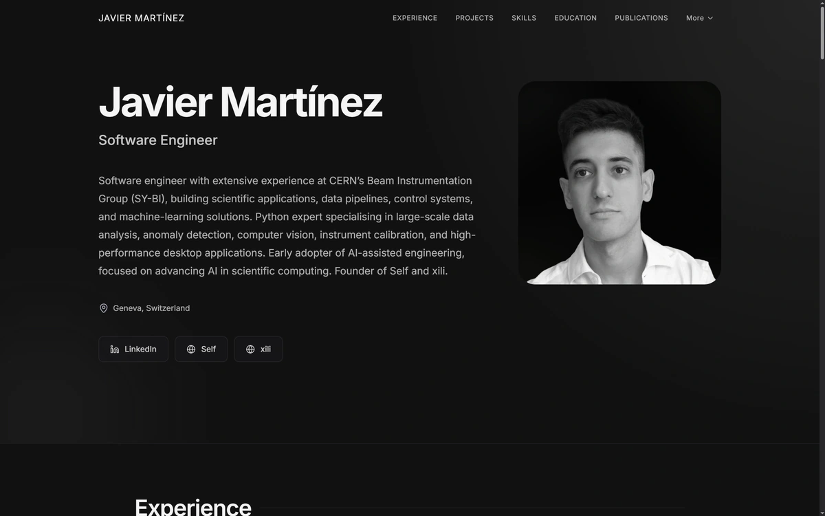 Javier Martínez' veröffentlichte Website mit Charcoal: sein Profil als Softwareentwickler, sein Porträt und der Erfahrungsbereich.